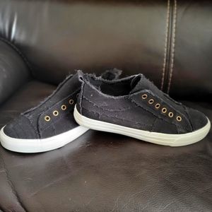 YoKi black sneakers